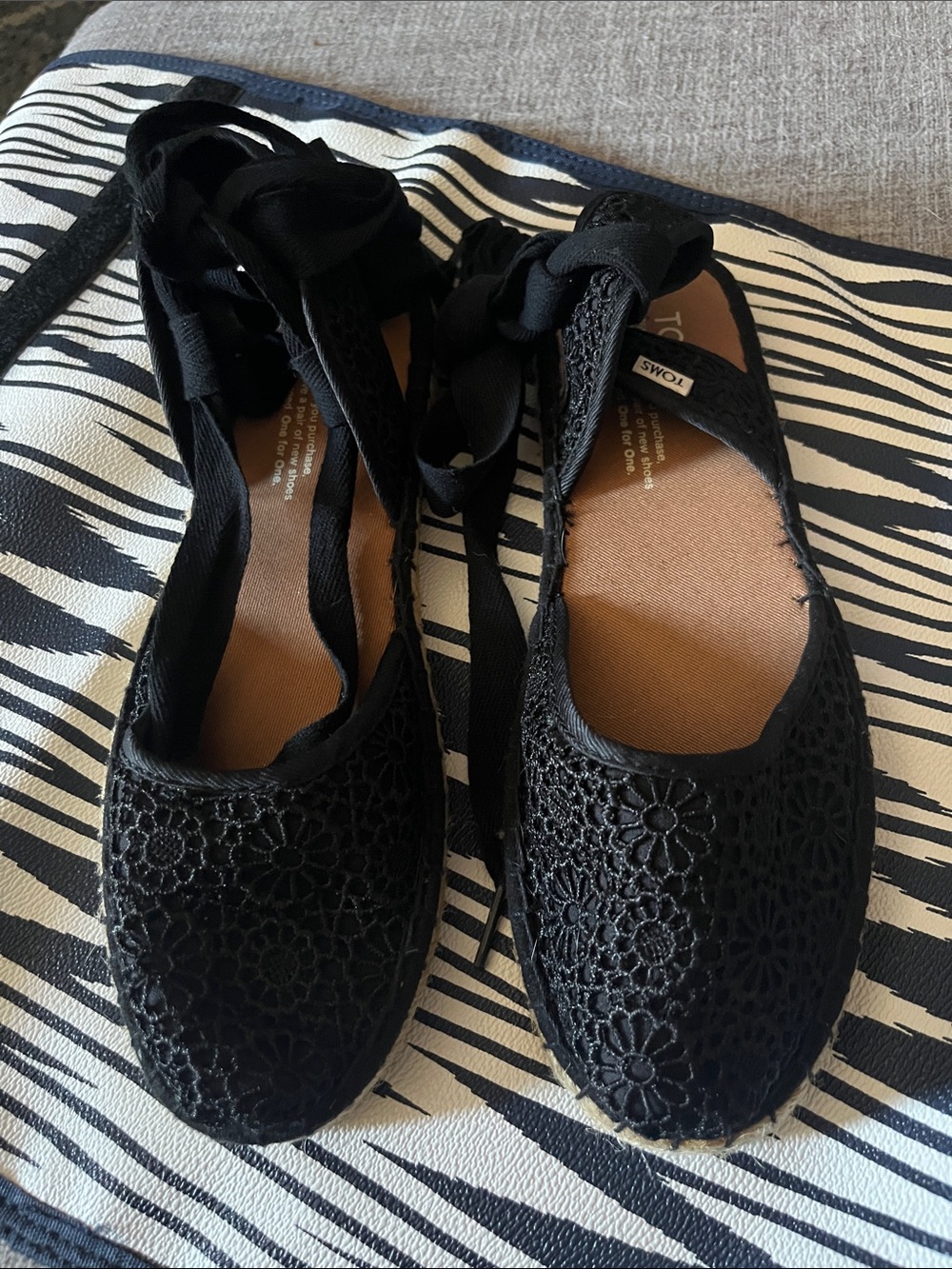 TOMS w 7 tie up black flats